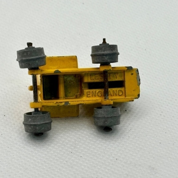 Lesney, Vintage Matchbox 1955 Caterpillar Tractor w/ Metal Wheels, Model 8-B - Picture 2 of 7